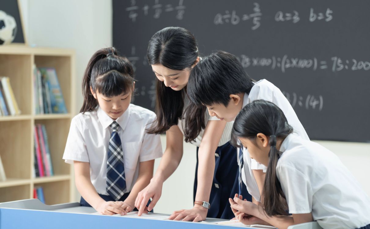 老师给小学生辅导学习_1737628720213.jpg