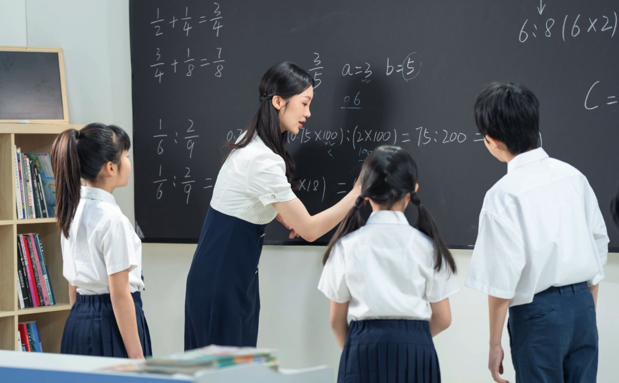 老师给小学生辅导学习_1739003165901.jpg