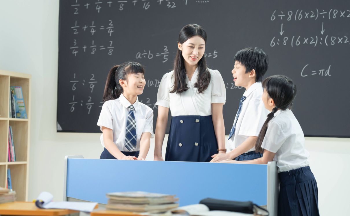 老师给小学生辅导学习_1739003071665.jpg