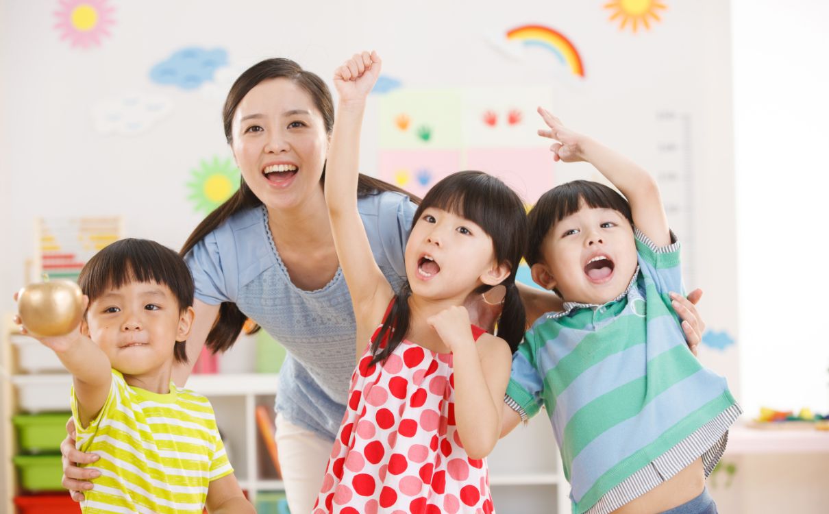 老师和儿童在幼儿园里_1739241702287.jpg
