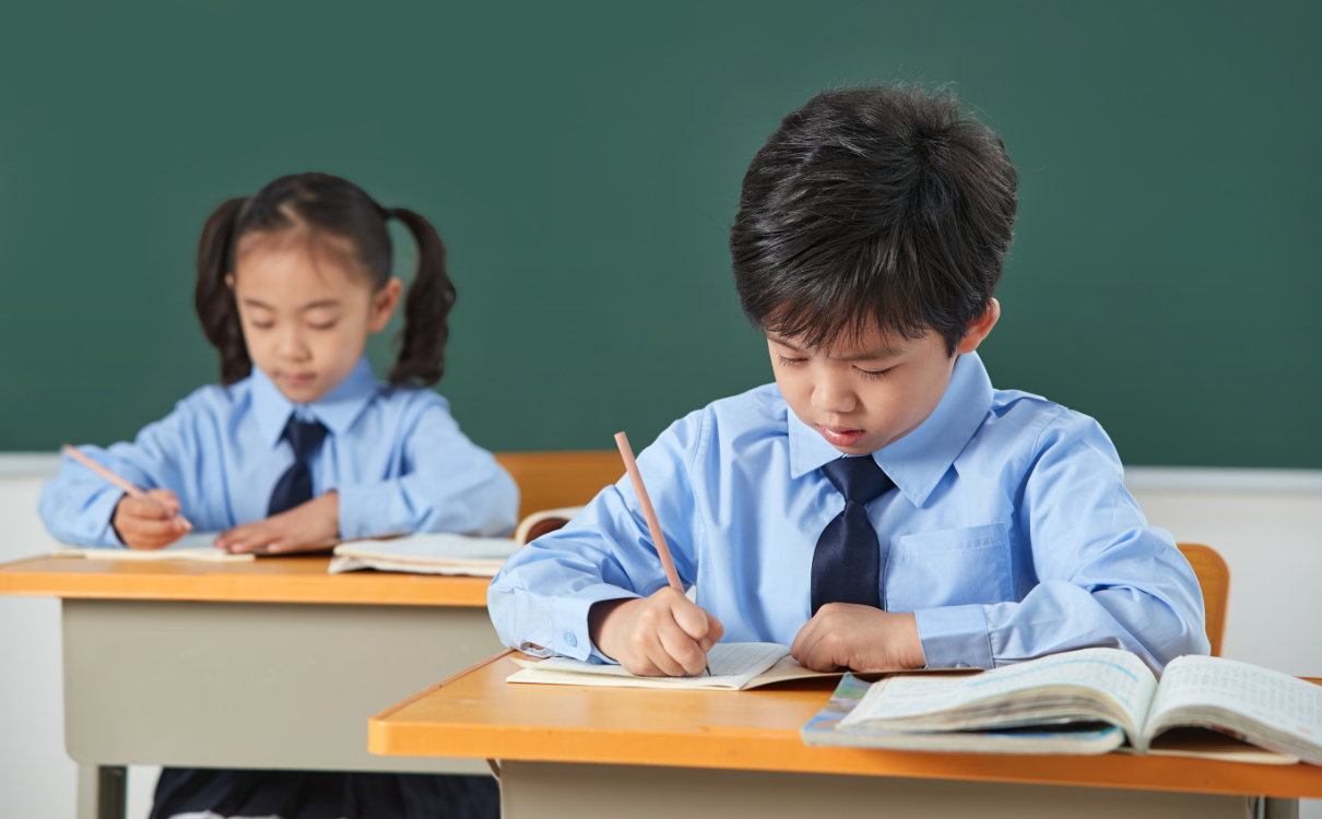 小学生在教室里上课_1739330417713.png